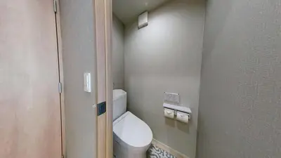 a small bathroom with a toilet in a room at \u30db\u30c6\u30ebYado SK \u65b0\u5c0f\u5ca9 \u99c5\u5f92\u6b694\u5206 in Tokyo