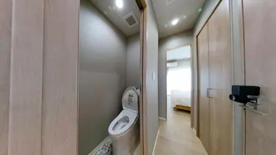 a bathroom with a toilet in a room at \u30db\u30c6\u30ebYado SK \u65b0\u5c0f\u5ca9 \u99c5\u5f92\u6b694\u5206 in Tokyo