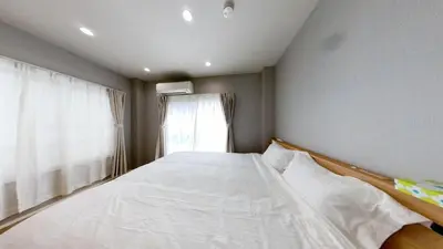 a bedroom with a large white bed with a window at \u30db\u30c6\u30ebYado SK \u65b0\u5c0f\u5ca9 \u99c5\u5f92\u6b694\u5206 in Tokyo