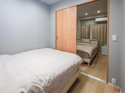 a small bedroom with a bed and a mirror at \u30db\u30c6\u30ebYado SK \u65b0\u5c0f\u5ca9 \u99c5\u5f92\u6b694\u5206 in Tokyo