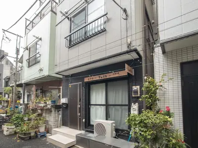 a building with a sign on the front of it at \u30db\u30c6\u30ebYado SK \u65b0\u5c0f\u5ca9 \u99c5\u5f92\u6b694\u5206 in Tokyo