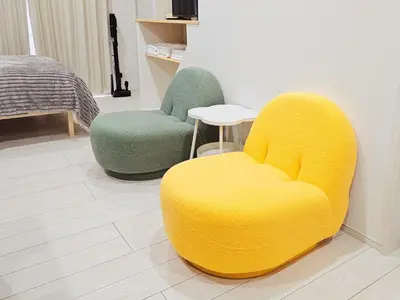 a yellow chair and two green chairs in a room at \u5927\u5c71\u6c11\u6cca \u6f2b\u753b\u5c0f\u5c4b \u6700\u59278\u4eba \u8907\u5f0f2\u5c64 \u6c60\u888b\u96fb\u8eca 5\u5206 in Tokyo