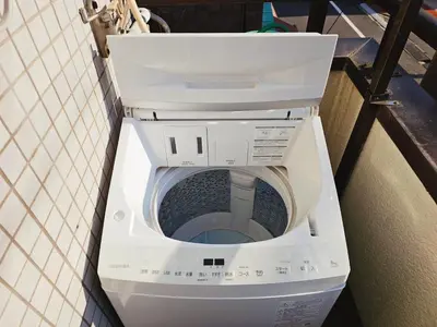 a washing machine with its door open in a room at \u5927\u5c71\u6c11\u6cca \u6f2b\u753b\u5c0f\u5c4b \u6700\u59278\u4eba \u8907\u5f0f2\u5c64 \u6c60\u888b\u96fb\u8eca 5\u5206 in Tokyo