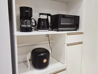 a kitchen shelf with a blender and a microwave at \u5927\u5c71\u99c5\u5f92\u6b698\u5206 \u6c60\u888b\u307e\u3067\u96fb\u8eca\u30675\u5206 \u6700\u59276\u4eba\u5bbf\u6cca in Tokyo