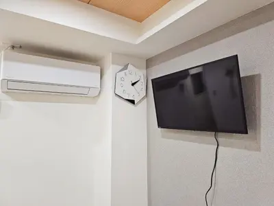 a tv and a clock on a wall at \u5927\u5c71\u99c5\u5f92\u6b698\u5206 \u6c60\u888b\u307e\u3067\u96fb\u8eca\u30675\u5206 \u6700\u59276\u4eba\u5bbf\u6cca in Tokyo