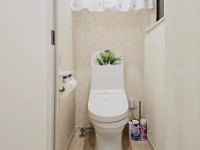 a bathroom with a toilet with a plant on the top at \u5927\u5c71\u99c5\u5f92\u6b698\u5206 \u6c60\u888b\u307e\u3067\u96fb\u8eca\u30675\u5206 \u6700\u59276\u4eba\u5bbf\u6cca in Tokyo