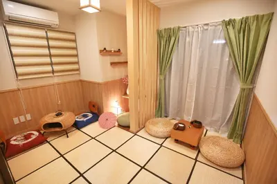 a room with a floor with baskets and a window at \u5fa1\u4eac\u30db\u30c6\u30eb in Tokyo