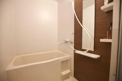 a bathroom with a bath tub and a sink at \u5fa1\u4eac\u30db\u30c6\u30eb in Tokyo