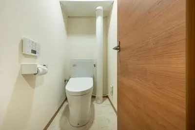 a bathroom with a toilet and a wooden door at \u6771\u4eac\u99c5\u3084\u79cb\u8449\u539f\u99c5\u304b\u3089\u96fb\u8eca\u3067\u30a2\u30af\u30bb\u30b9\u826f\u597d in Tokyo