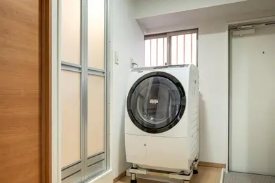 a washing machine in a room with a window at \u6771\u4eac\u99c5\u3084\u79cb\u8449\u539f\u99c5\u304b\u3089\u96fb\u8eca\u3067\u30a2\u30af\u30bb\u30b9\u826f\u597d in Tokyo