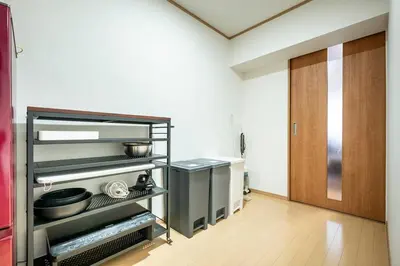 an empty room with a kitchen with a door at \u6771\u4eac\u99c5\u3084\u79cb\u8449\u539f\u99c5\u304b\u3089\u96fb\u8eca\u3067\u30a2\u30af\u30bb\u30b9\u826f\u597d in Tokyo