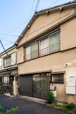 a building with a balcony on the side of it at \u7573\u306e\u9593\u6c60\u888b in Tokyo