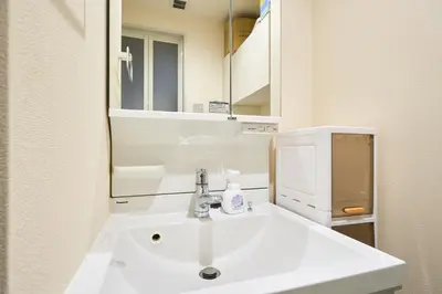 a bathroom with a white sink and a mirror at K1 4min from nearest station 7min to shinjuku area101 in Tokyo