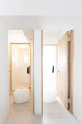 a bathroom with a large mirror and a tub at 70 \u5e73\u65b9 - \u5927\u4e45\u4fdd - \u65b0\u5bbf 1 \u7ad9\u5730 - Ikeman St - \u6b4c\u821e\u4f0e\u753a - 2 \u6d74\u5ba4 2 \u536b\u751f\u95f4 in Tokyo