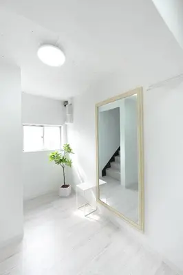 a mirror in a white room with a potted plant at 70 \u5e73\u65b9 - \u5927\u4e45\u4fdd - \u65b0\u5bbf 1 \u7ad9\u5730 - Ikeman St - \u6b4c\u821e\u4f0e\u753a - 2 \u6d74\u5ba4 2 \u536b\u751f\u95f4 in Tokyo