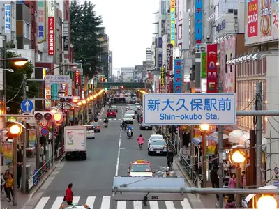 a busy city street with cars and people on the street at 70 \u5e73\u65b9 - \u5927\u4e45\u4fdd - \u65b0\u5bbf 1 \u7ad9\u5730 - Ikeman St - \u6b4c\u821e\u4f0e\u753a - 2 \u6d74\u5ba4 2 \u536b\u751f\u95f4 in Tokyo