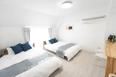a bedroom with two beds and a window at 70 \u5e73\u65b9 - \u5927\u4e45\u4fdd - \u65b0\u5bbf 1 \u7ad9\u5730 - Ikeman St - \u6b4c\u821e\u4f0e\u753a - 2 \u6d74\u5ba4 2 \u536b\u751f\u95f4 in Tokyo