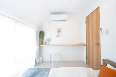 a white bedroom with a bed and a window at 70 \u5e73\u65b9 - \u5927\u4e45\u4fdd - \u65b0\u5bbf 1 \u7ad9\u5730 - Ikeman St - \u6b4c\u821e\u4f0e\u753a - 2 \u6d74\u5ba4 2 \u536b\u751f\u95f4 in Tokyo