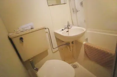 a small bathroom with a toilet and a sink at \u3055\u304f\u3089\u30b3\u30f3\u30d5\u30a9\u30fc\u30c8 in Tokyo
