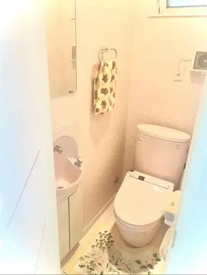 a small bathroom with a toilet and a sink at Shiro HAKU in Tokyo