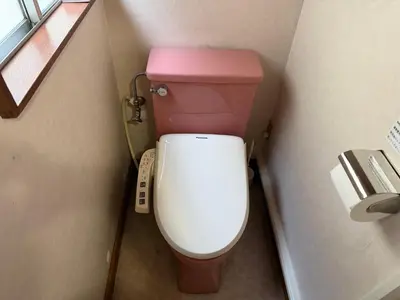 a bathroom with a pink toilet in a corner at 西巣鴨 Cozy for 4-12guests 3BR House-3Showers &3Toilets in Tokyo