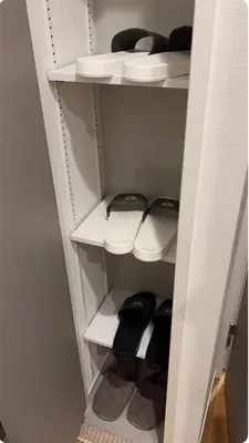 a closet with white shelves and bowls and plates at \u6574\u5957\u9ad8\u7ea7\u79c1\u4eba\u516c\u5bd3 \u667a\u80fd\u5bb6\u7535 \u79cb\u53f6\u6e90 \u4e0a\u91ce \u94f6\u5ea7 \u65b0\u5bbf \u6d89\u8c37\u591a\u5730\u76f4\u8fbe in Tokyo