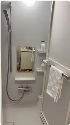 a white bathroom with a shower and a mirror at \u6574\u5957\u9ad8\u7ea7\u79c1\u4eba\u516c\u5bd3 \u667a\u80fd\u5bb6\u7535 \u79cb\u53f6\u6e90 \u4e0a\u91ce \u94f6\u5ea7 \u65b0\u5bbf \u6d89\u8c37\u591a\u5730\u76f4\u8fbe in Tokyo