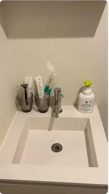 a bathroom sink with two cups on top of it at \u6574\u5957\u9ad8\u7ea7\u79c1\u4eba\u516c\u5bd3 \u667a\u80fd\u5bb6\u7535 \u79cb\u53f6\u6e90 \u4e0a\u91ce \u94f6\u5ea7 \u65b0\u5bbf \u6d89\u8c37\u591a\u5730\u76f4\u8fbe in Tokyo