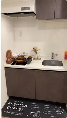 a kitchen with a sink and a counter with a sign at \u6574\u5957\u9ad8\u7ea7\u79c1\u4eba\u516c\u5bd3 \u667a\u80fd\u5bb6\u7535 \u79cb\u53f6\u6e90 \u4e0a\u91ce \u94f6\u5ea7 \u65b0\u5bbf \u6d89\u8c37\u591a\u5730\u76f4\u8fbe in Tokyo