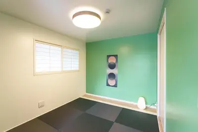 a room with a green wall and a window at Stay&resort Luce ルーチェ in Urayasu
