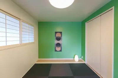 a room with green walls and a window at Stay&resort Luce ルーチェ in Urayasu