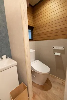 a bathroom with a toilet and a sink at \u5343\u5bff\u5bbf \u7384 in Tokyo