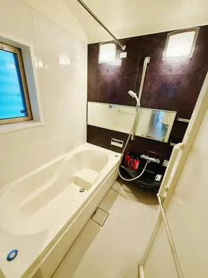 a white bath tub in a bathroom with a window at keisei koiwa little garden in Tokyo
