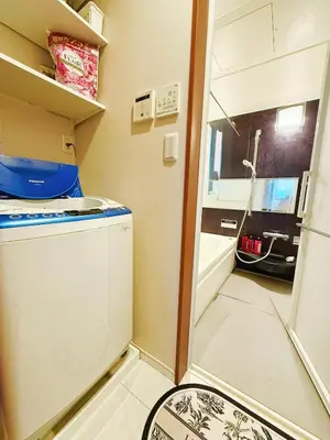 a small kitchen with a washing machine in a room at keisei koiwa little garden in Tokyo