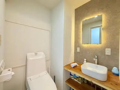 a bathroom with a toilet and a sink and a mirror at \u685c\u5357\u5927\u585a\u30cf\u30a6\u30b9 i in Tokyo