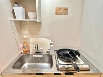 a kitchen sink with a pan on a stove at \u685c\u5357\u5927\u585a\u30cf\u30a6\u30b9 i in Tokyo