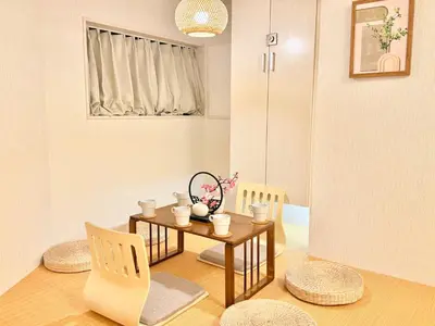 a living room with a table and two chairs at \u685c\u5357\u5927\u585a\u30cf\u30a6\u30b9 i in Tokyo