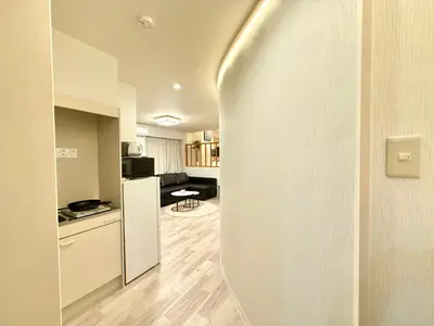 a room with a kitchen and a living room at \u685c\u5357\u5927\u585a\u30cf\u30a6\u30b9 i in Tokyo