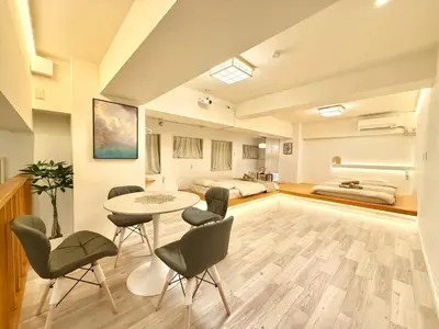 a room with a table and chairs and a bed at \u685c\u5357\u5927\u585a\u30cf\u30a6\u30b9 i in Tokyo