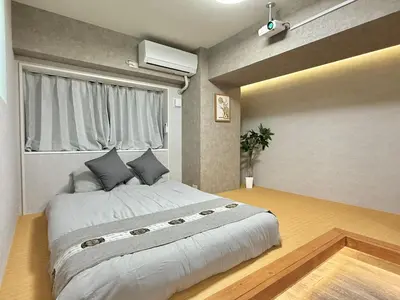 a bedroom with a large bed and a window at \u685c\u5357\u5927\u585a\u30cf\u30a6\u30b9ii in Tokyo