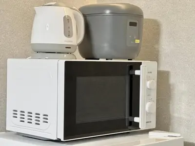 a coffeemaker sitting on top of a microwave at \u685c\u5357\u5927\u585a\u30cf\u30a6\u30b9ii in Tokyo