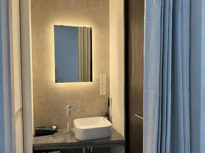 a bathroom with a sink and a mirror at \u685c\u5357\u5927\u585a\u30cf\u30a6\u30b9ii in Tokyo