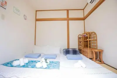 a bedroom with two beds and a bird cage at \u65b0\u5bbf\u4e45\u4e45\u5c0f\u6728\u5c4b \u6574\u680b\u51fa\u79df in Tokyo