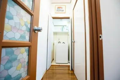 a hallway with a door with stained glass at \u65b0\u5bbf\u4e45\u4e45\u5c0f\u6728\u5c4b \u6574\u680b\u51fa\u79df in Tokyo