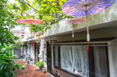 a group of umbrellas hanging from a balcony at \u65b0\u5bbf\u4e45\u4e45\u5c0f\u6728\u5c4b \u6574\u680b\u51fa\u79df in Tokyo
