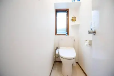 a white bathroom with a toilet and a window at \u65b0\u5bbf\u4e45\u4e45\u5c0f\u6728\u5c4b \u6574\u680b\u51fa\u79df in Tokyo