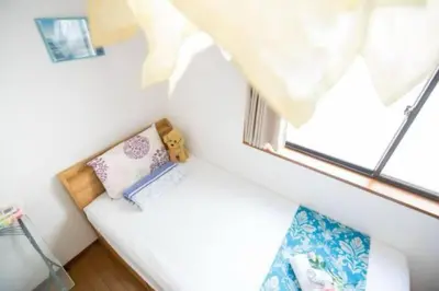 a small bed in a room with a window at \u65b0\u5bbf\u4e45\u4e45\u5c0f\u6728\u5c4b \u6574\u680b\u51fa\u79df in Tokyo