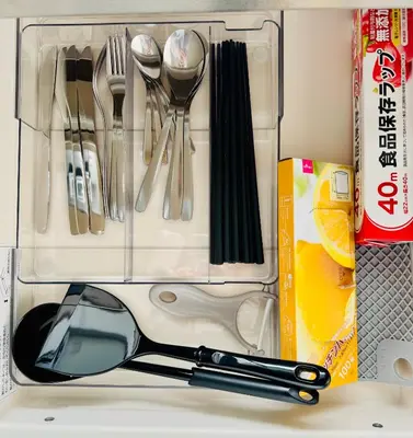 a drawer filled with utensils and a container with scissors at F Hotel \u65b0\u7bc9\u30a2\u30d1\u30fc\u30c8 \u8fd1\u304f\u306b\u54c1\u5ddd\u3068\u7fbd\u7530\u7a7a\u6e2f \u65e0\u6599\u99d0\u8eca\u5834\u4e88\u7d04\u5fc5\u9808 in Tokyo