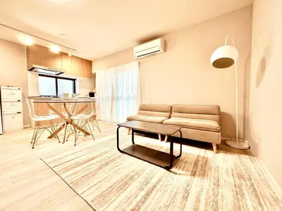 a living room with a couch and a table at F Hotel \u65b0\u7bc9\u30a2\u30d1\u30fc\u30c8 \u8fd1\u304f\u306b\u54c1\u5ddd\u3068\u7fbd\u7530\u7a7a\u6e2f \u65e0\u6599\u99d0\u8eca\u5834\u4e88\u7d04\u5fc5\u9808 in Tokyo