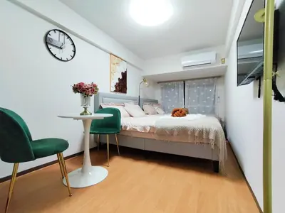 a bedroom with a bed and a clock on the wall at G40\u65b0\u5bbf\u6700\u4e2d\u5fc3 \u6771\u65b0\u5bbf\u7ad95\u5206-Shinjuku center 5 mins to Station, Max 4 \u76f4\u8fbe\u65b0\u5bbf \u6d89\u8c37 \u8868\u53c2\u9053 \u6c60\u888b \u4e0a\u91ce \u4ee3\u4ee3\u6728 \u94f6\u5ea7 \u539f\u5bbf in Tokyo